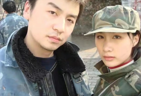 一次，雷佳音拍了一天戏，回到家，只见妻子一脸怒气地坐着。他试探地问妻子翟煦飞，“