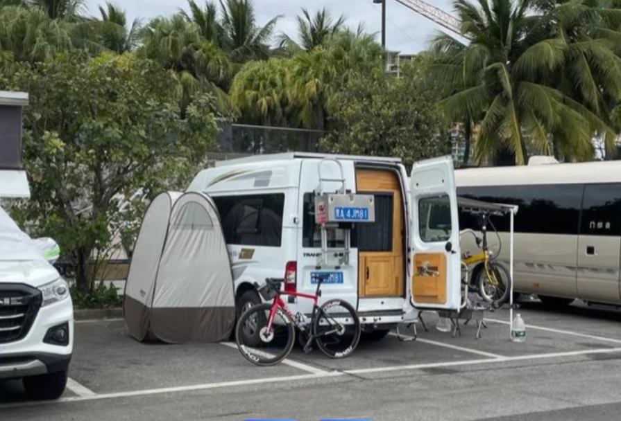 房车露营之所以惹人烦，是因为他们停错了地方。
很多房车车主停的是普通公用停车区，