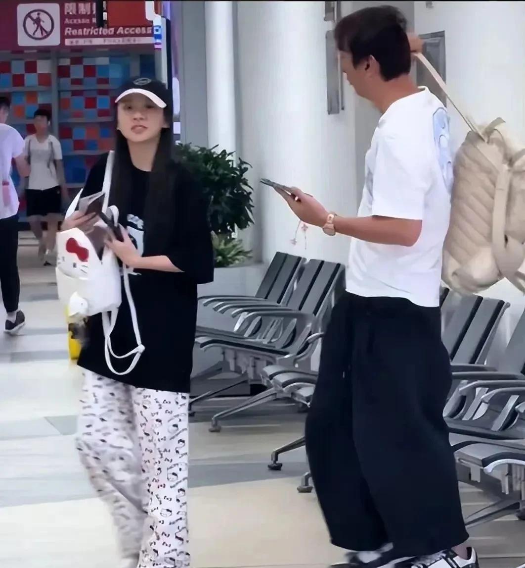 国民女婿思聪哥哥身边的小姐姐，这次又换新面孔了，是不是人人都想做思聪，但得有那个