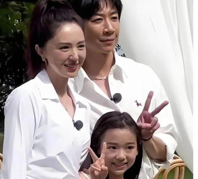 倪萍太给力了！
一句话戳穿了董璇在婚姻里的错误。
倪萍说：“董璇就不该结婚，把老