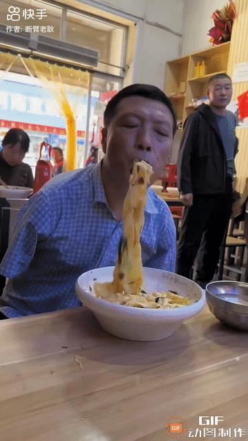 一男子许久未曾吃面了，他走进面馆，老板很是热情，端来一大碗面条，还亲自为他搅拌均