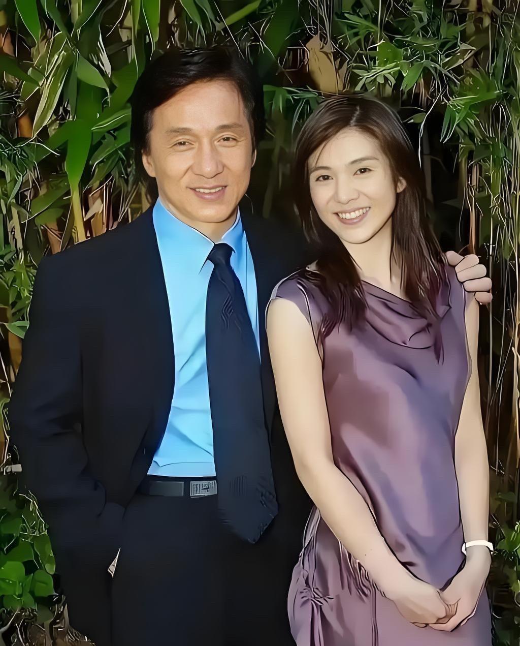 成龙的人缘怎么那么好，这是多少男人都羡慕不来的。跟他同框合影的美女里面就没有丑的