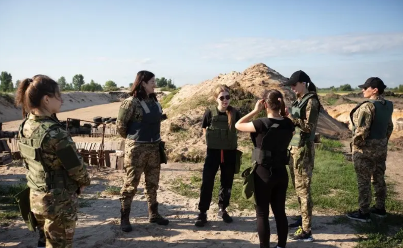 乌克兰现在正面临一个绕不开的难题：那些穿上军装拿起武器的女人，将来该怎么办？
乌