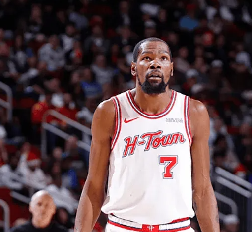 NBA常规赛：火箭主场126-119战胜步行者。
本场比赛，火箭球员凯文-杜兰特