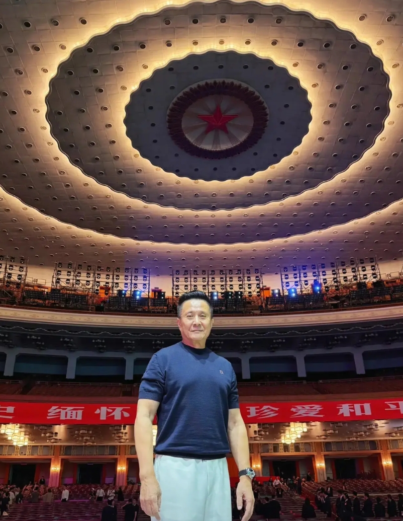 演员张志坚在文艺表演后于人民大会堂留影，
网友纷纷开始玩梗整活儿，太好笑了：
看