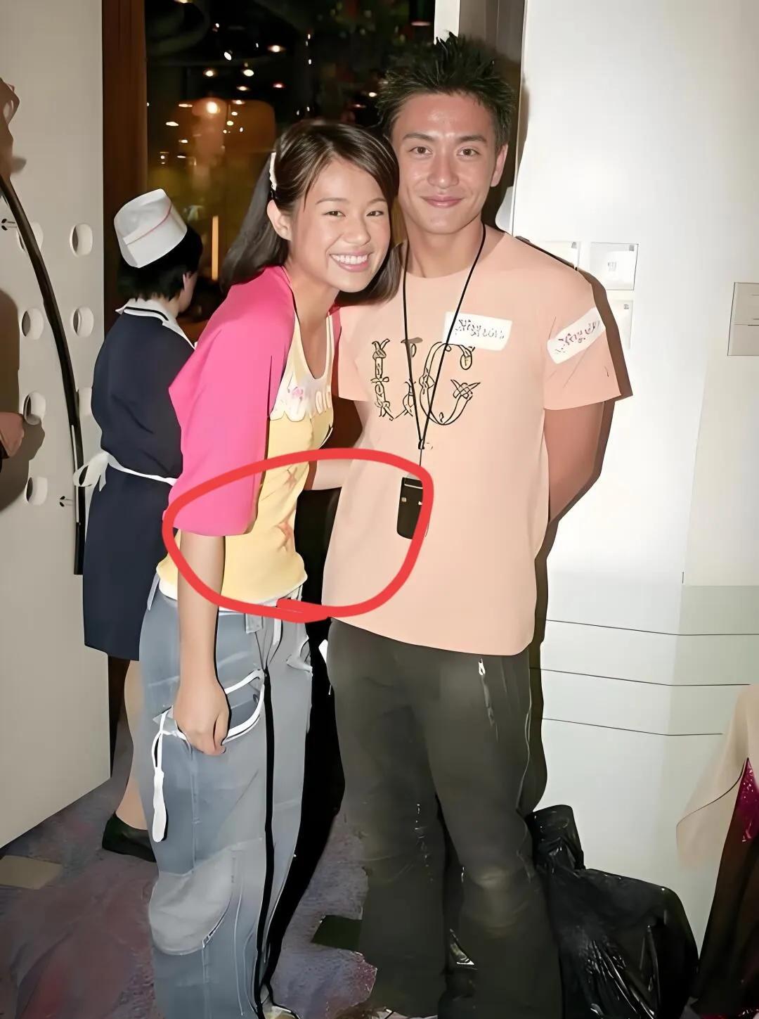 都说爱意藏不住，
会从眼睛里溢出来。
胡杏儿看黄宗泽时眼里的光，
就是最好的证明