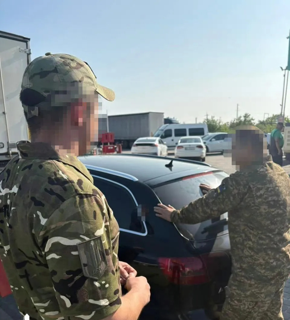乌克兰抓壮丁，军官收钱帮逃兵役





---





前线战火纷飞，男儿们