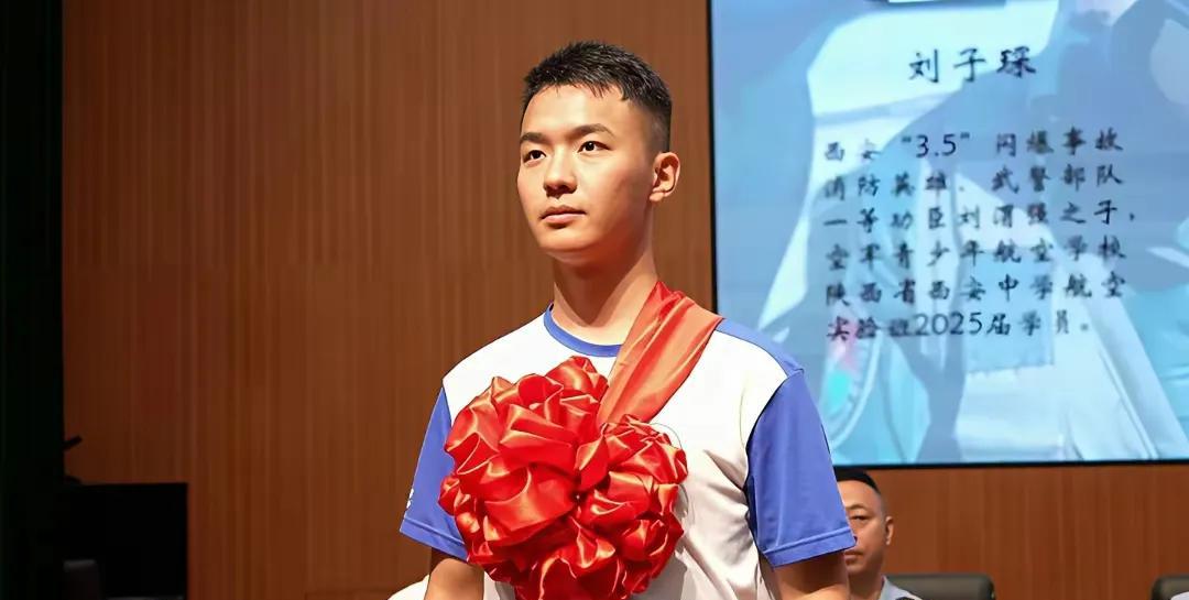 老爸一等功臣，儿子空军飞行员！
       他站在领证台上，胸前批着大红花，目