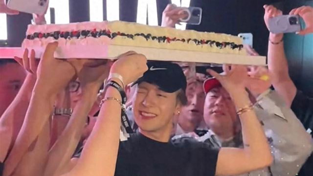 何猷君夫妇现身王嘉尔生日派对，奚梦瑶疯狂补妆，三人关系很好