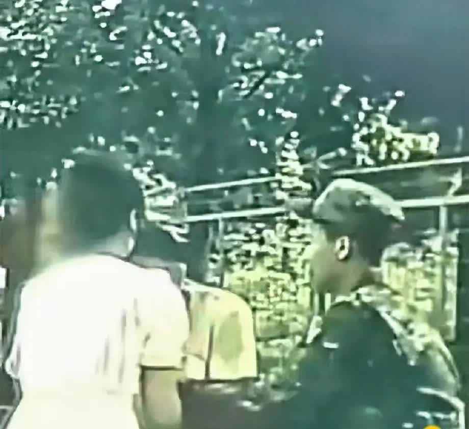 胆大包天
为武警战士点赞👍
浙江金华发生的一起事件，两名武警巡逻时听到有人