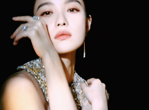 倪妮的珠片亮钻装饰的白色礼裙，这感觉如何？