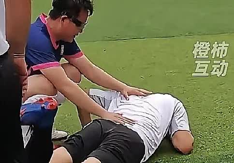 白岩松摔倒了！
57岁著名主持人白岩松，17号晚上参加了秦皇岛的足球明星慈善赛