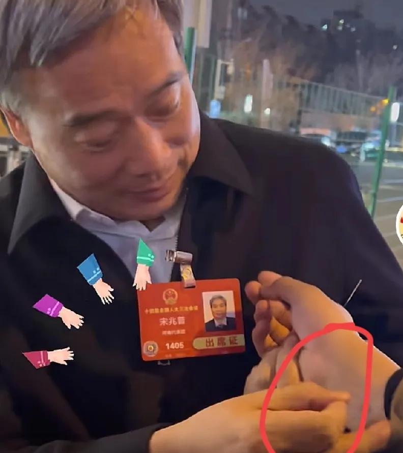 大家有没有发现，
今年两会最让人感动的人物，不是雷军，不是董明珠，也不是霍启刚，
