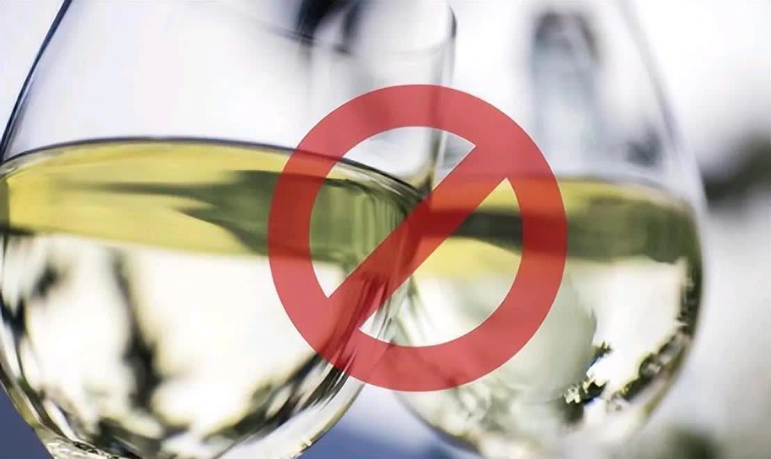 我坚决拥护禁酒令。因为这会极大地提升公职人员的身体素质，使他们有更多的精力去为人