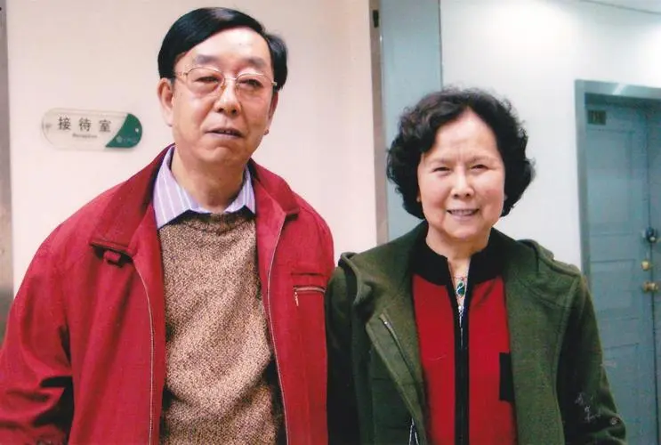 1988年，《敢问路在何方》这首歌得奖，闫肃和蒋大为被主持人上台领奖。可是这首歌
