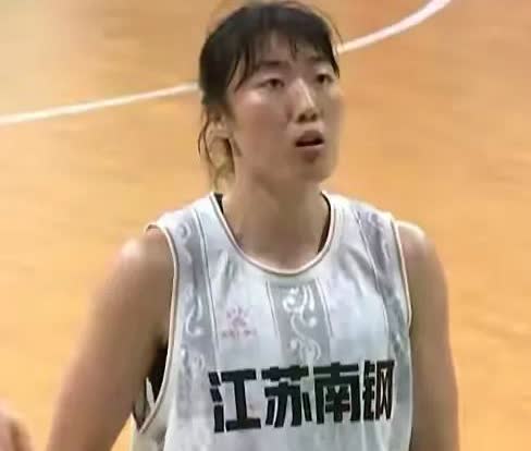 陈晓佳绝不退役！江苏77：88四川，陈晓佳三分球4中4，张曼曼低效。向江苏队致敬