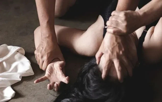 韩国继父长期性侵继女案





你敢相信吗？一个女孩，在自己的家里，被继父性侵