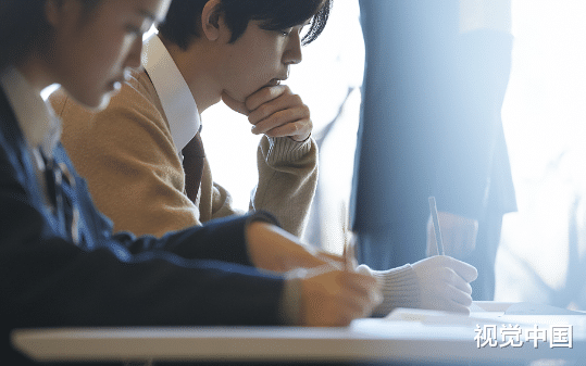 女友让我这个高考状元陪她复读，可等开学时，她早已经报道清北
