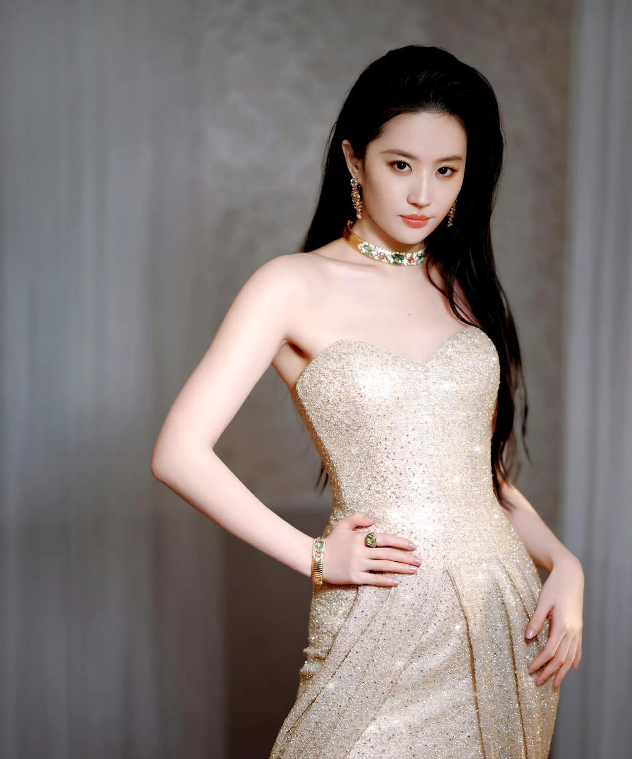 刘亦菲啊
你这是在演我吗？
你怎么知道我吃大餐前会拿手机拍照，让手机先“吃”
这