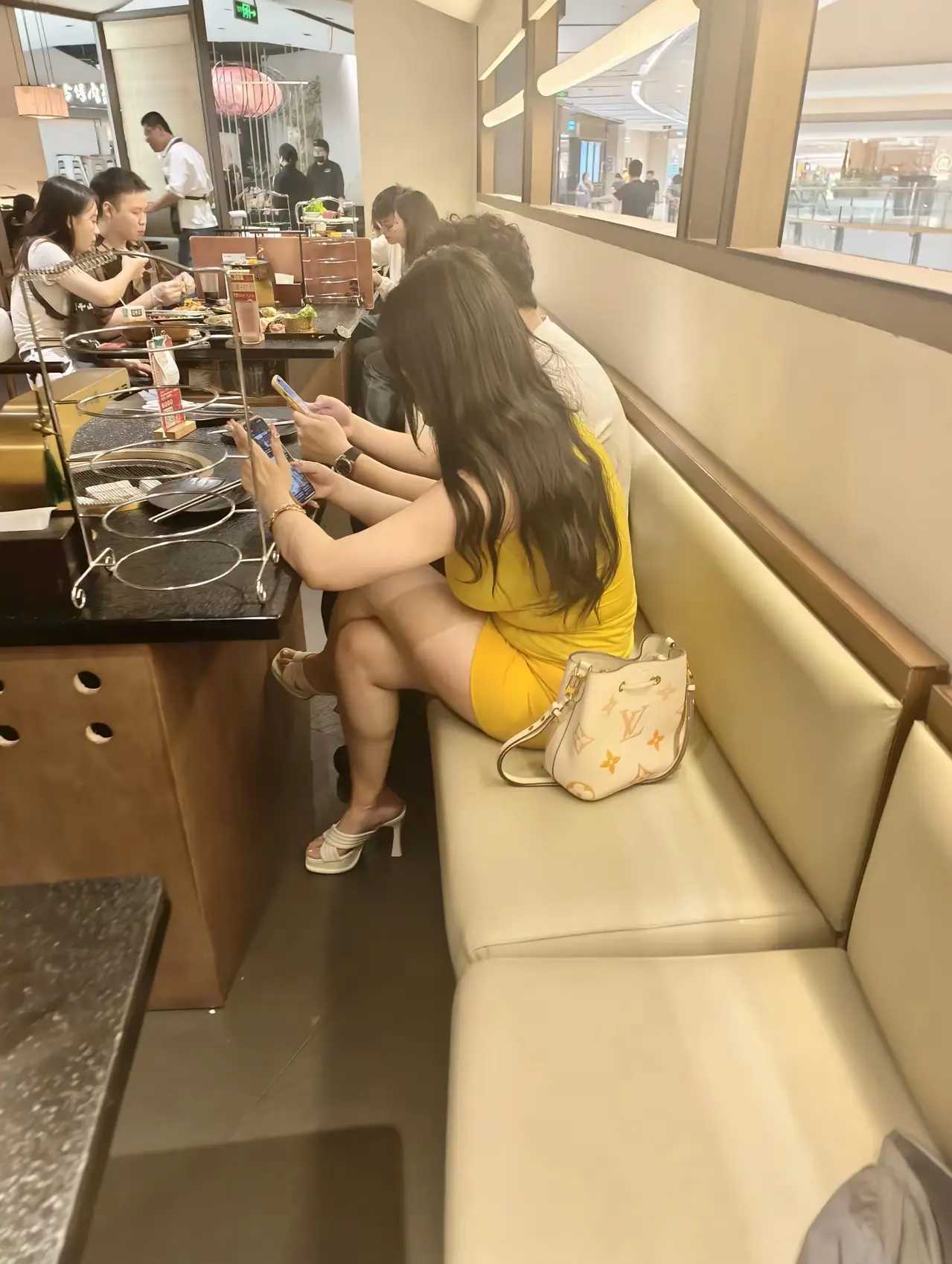 黄小姐的包包真不错