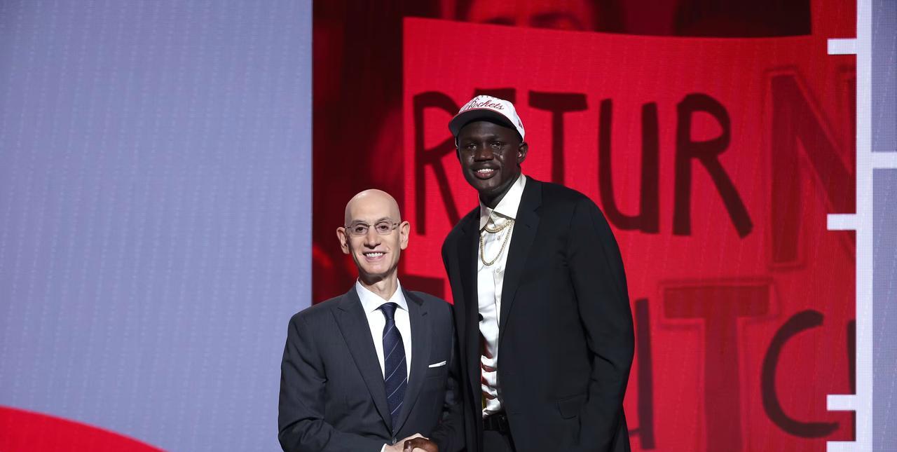 #篮球#
18岁的南苏丹篮球天才卡曼·马卢阿奇在2025年NBA选秀中被菲尼克斯