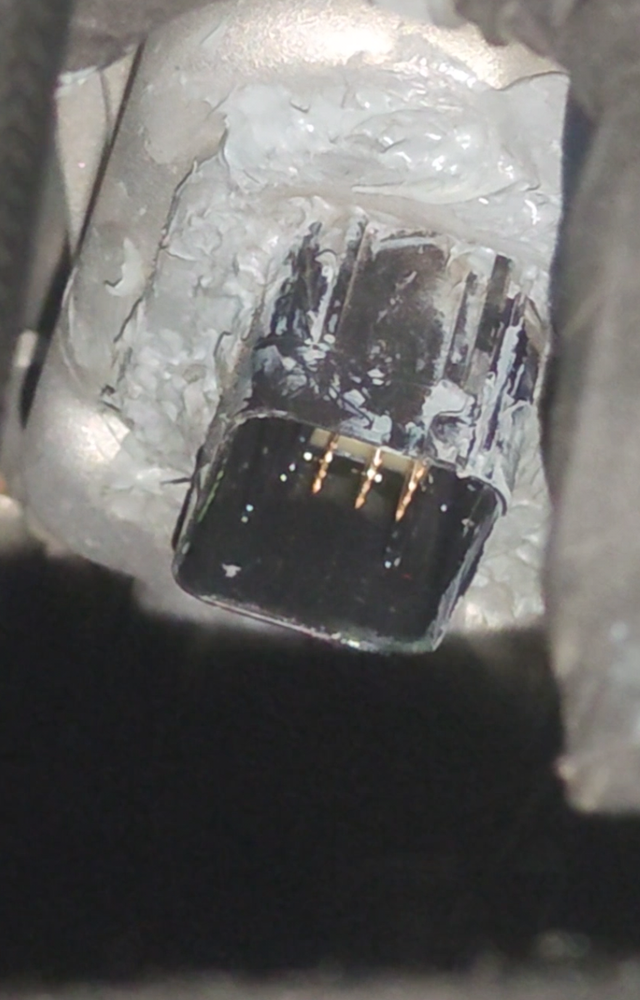 变速箱插头处漏油解决方案
这个好像是大家的通病，变速箱插头位置处漏油，准确的说是