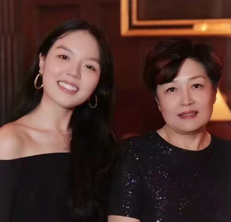 李咏女儿法图麦端午节在美国，晒和妈妈哈文图片，哈文辞去中央电视台制片人职务，一直