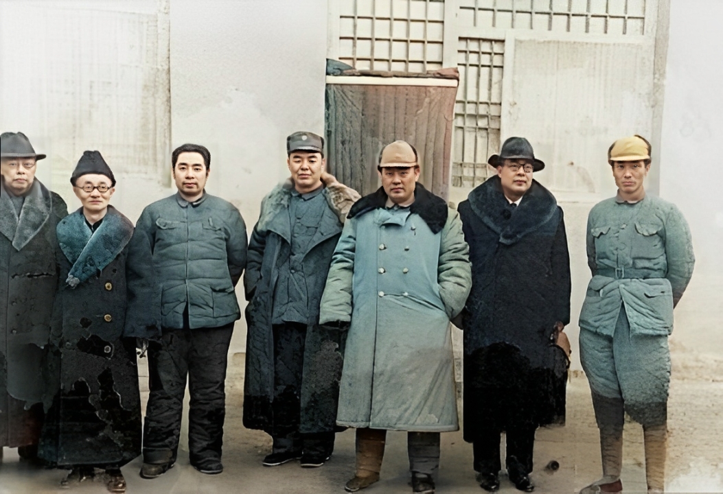 1949年2月，周恩来和前来西柏坡的原国民党将领傅作义及“上海和平代表团”成员的合影 ​​​