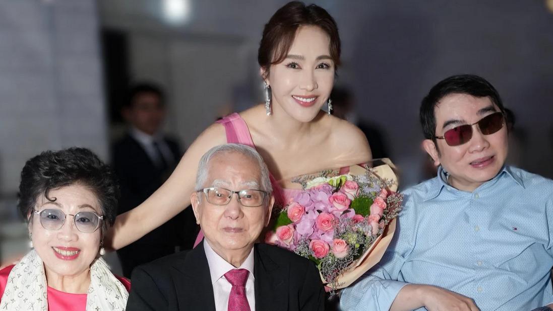 黎姿晒全家福庆54岁生日：粉色礼裙好高雅，与爸妈弟弟合影很开心
