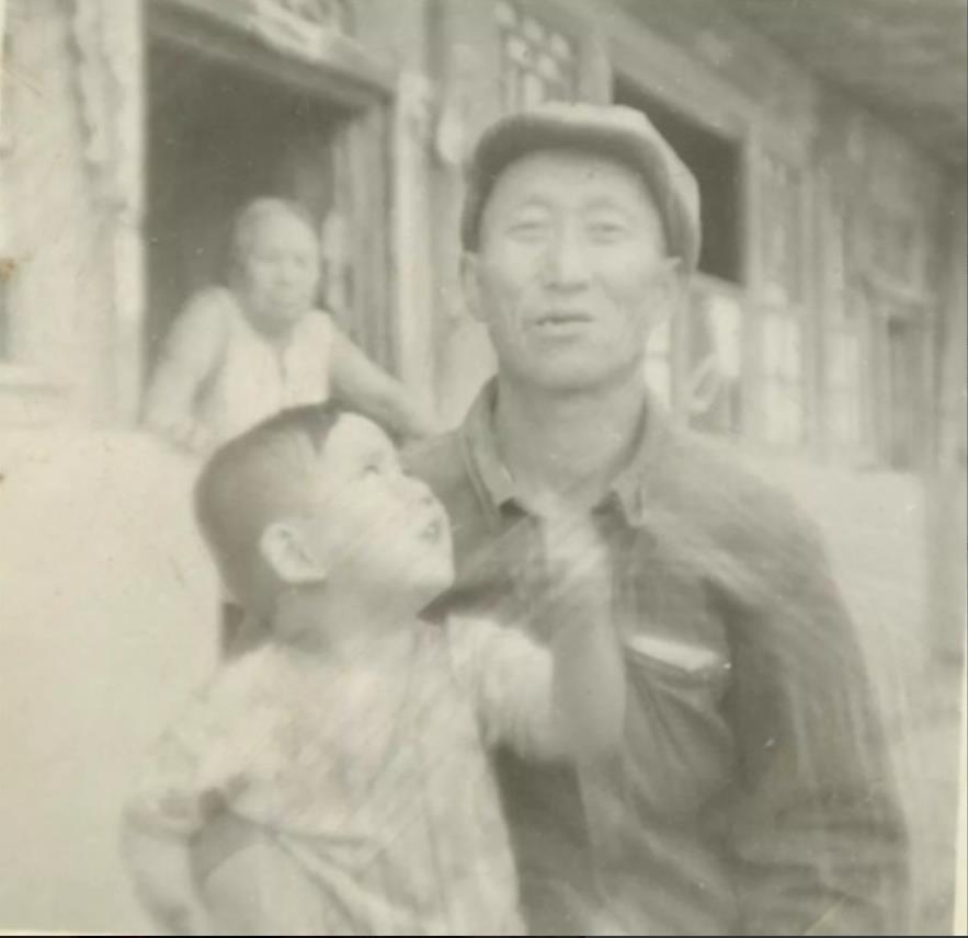 看哭了！1979年，内蒙古一对夫妻生下儿子后养不起，想起村里有个刚丧子的贫农，竟