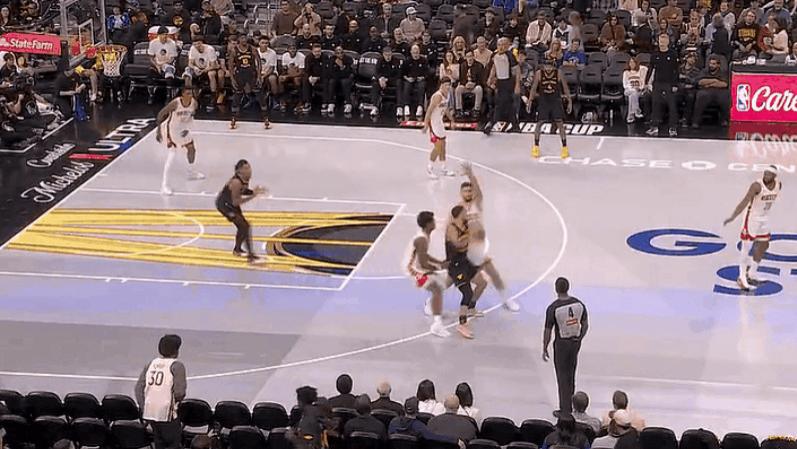 库里吸引包夹脑后一抛，助攻理查德后仰跳投命中