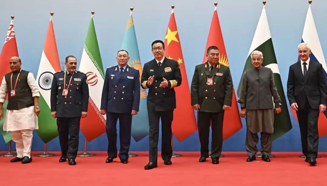 本次在青岛举行的上海合作组织峰会印度国防部长辛格在会上当着上合组织9国防长的面，