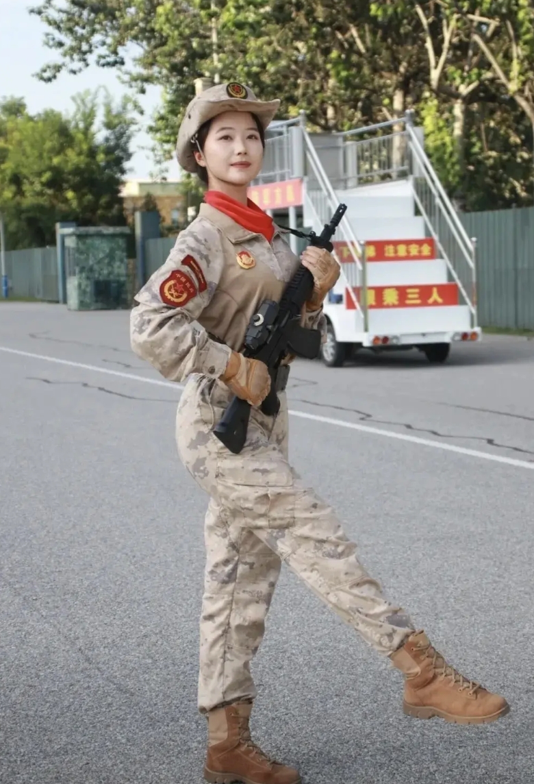 哇塞，她曾经是辽宁舰舰员……

谢涵予，宁波人。父亲是军人，打小受父亲影响，想当