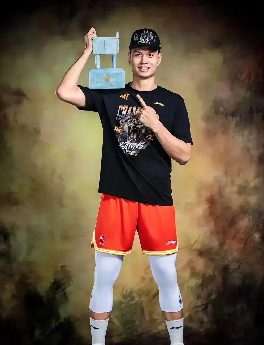 我敢打包票，
在浙江广厦夺冠
极大程度上是许钟豪生涯
最好的归宿了！
这个休赛期