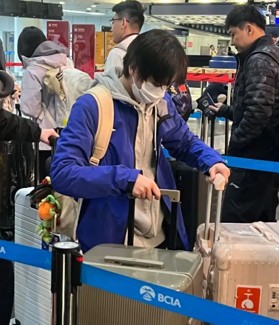 全红婵出征墨西哥，起落平安

03月31日，全红婵跟着跳水大部队出发墨西哥了，穿