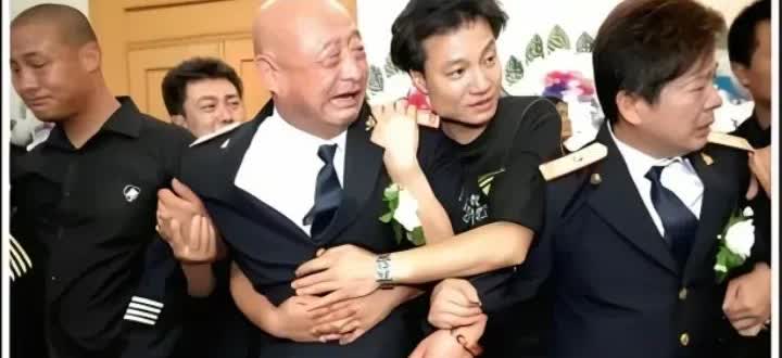 2007年，侯耀文葬礼，徒弟们祭拜，默哀，泪涟涟，泪流满面，热泪盈眶，嚎啕大哭，