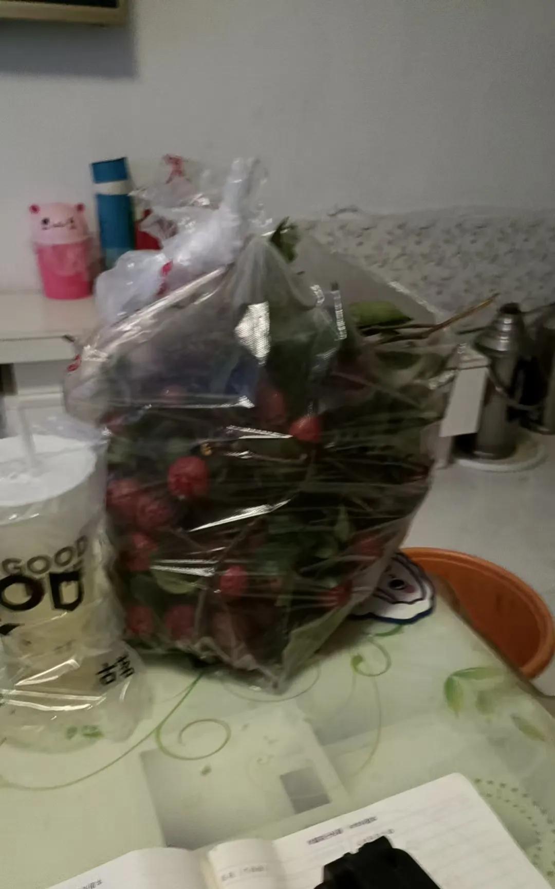 今年的荔枝真是太便宜了…
昨天看到路上有人卖荔枝，满满一大车，两元一斤，果断买了