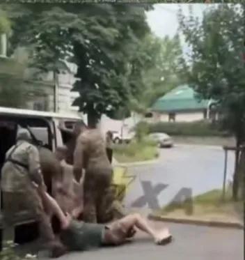 柯基VS乌克兰征兵办——征兵办完胜。
近期俄乌双方在各地都在爆发激烈的战斗，美国