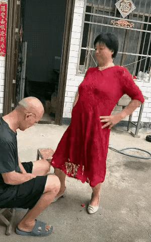 《乱舞》
已看多年旧黄花，
舞出花来也是渣。
人老体胖形象差，
…………？
拋砖