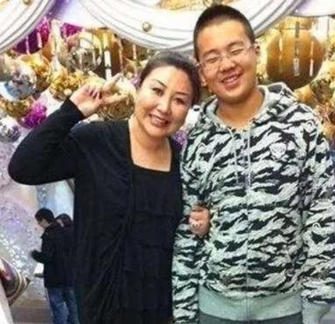 那年，正在过18岁生日的郭麒麟，对后妈王慧提了一个要求，王慧听后泣不成声，郭德纲