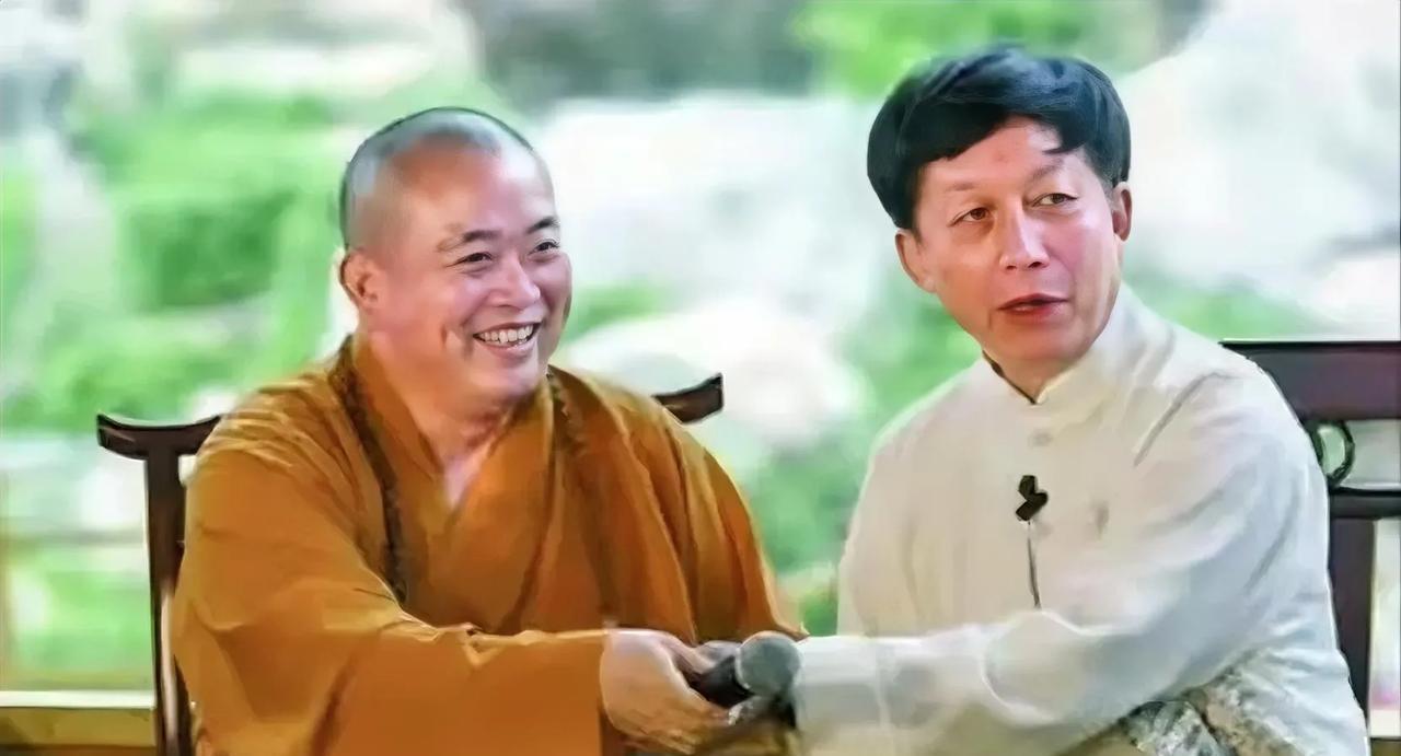 这是教授易中天和“佛教界的易中天”的合影。
       易中天想通过抬高别人来