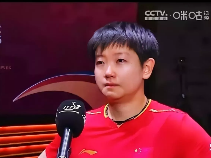 不看不知道，
一看简直气愤至极！
孙颖莎和王曼昱女单决赛时，观众席有人说脏话，