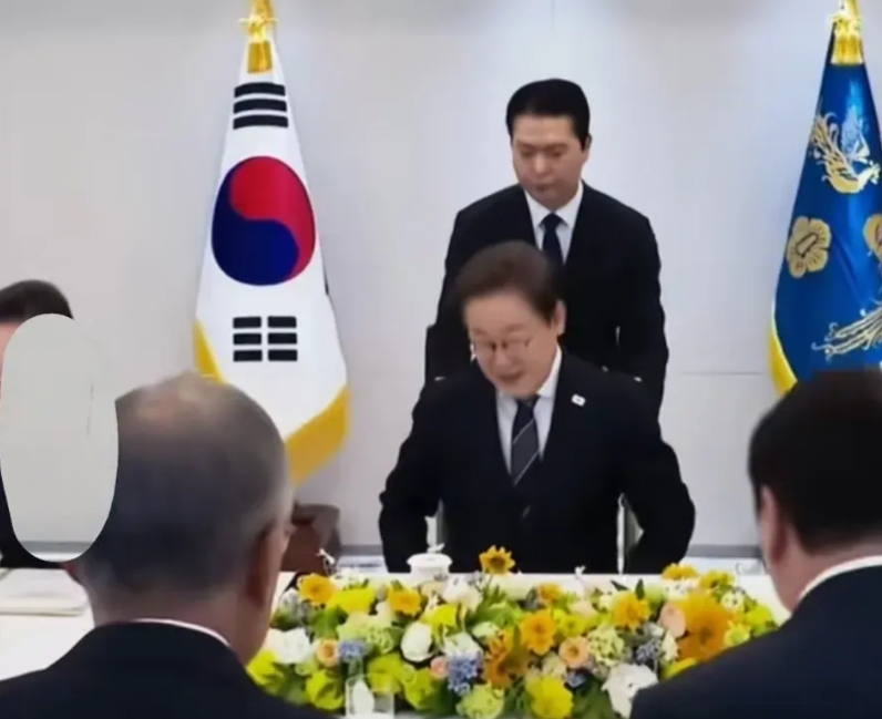 李在明开始对韩国的财阀出手了，他约了韩国五大集团出来，三星电子会长李在镕，SK集