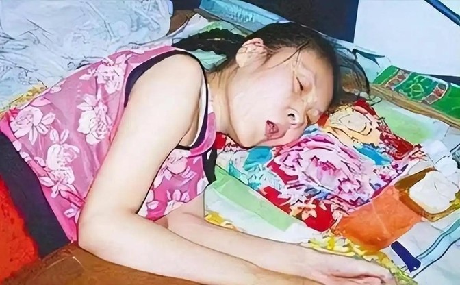 1987年，亲哥扇了她俩耳光，她趁机装瘫了，这一瘫就瘫了20年！真是装瘫界的翘楚