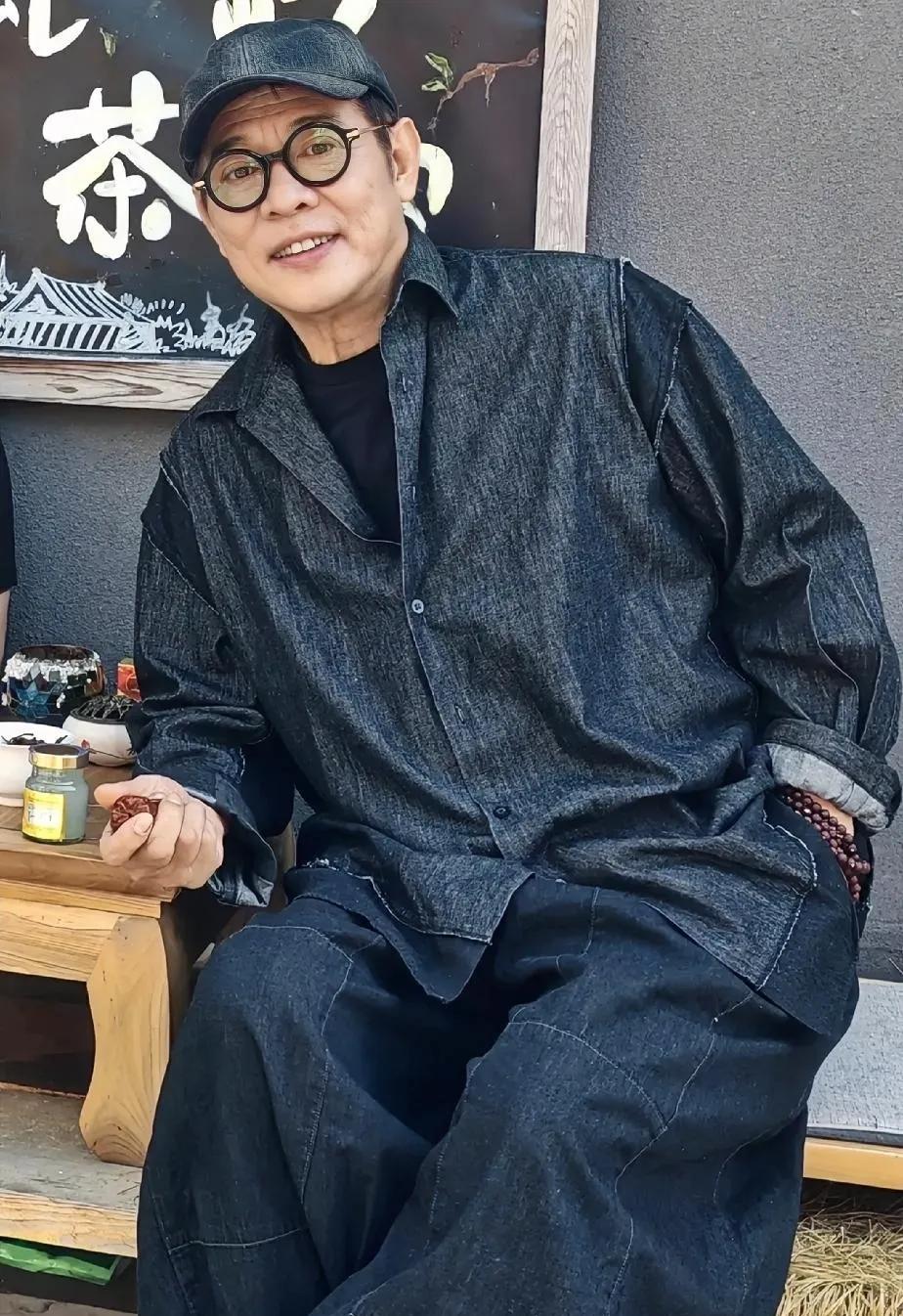 突然发现，
现在的李连杰，身上有一种跳脱的气质，整个人仿佛升华了。
感觉到那种世
