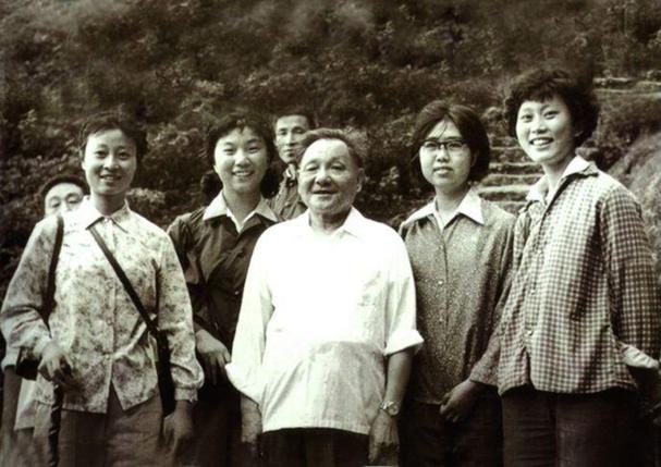 1979年夏天，复旦大学新闻系的几名大学生在游览黄山时，与中国改革开放总设计师邓