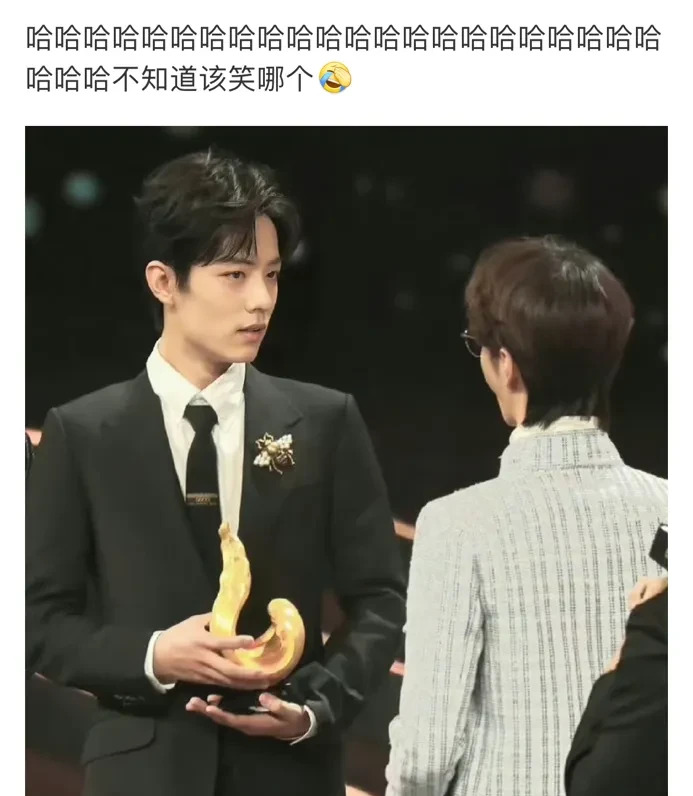 肖战忍笑逗王一博











憋笑憋到内伤！我就想问问肖战，你到底在笑