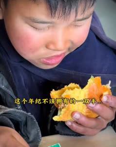 看哭了！小伙在路上看到14岁男孩在翻垃圾桶，问他爸爸妈妈呢？没想到男孩说：“爸爸