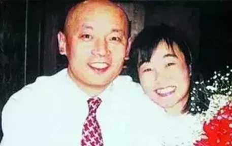 1985年，28岁的葛优还一直没对象，媒人向他介绍小学教师贺聪，两人一见钟情。但