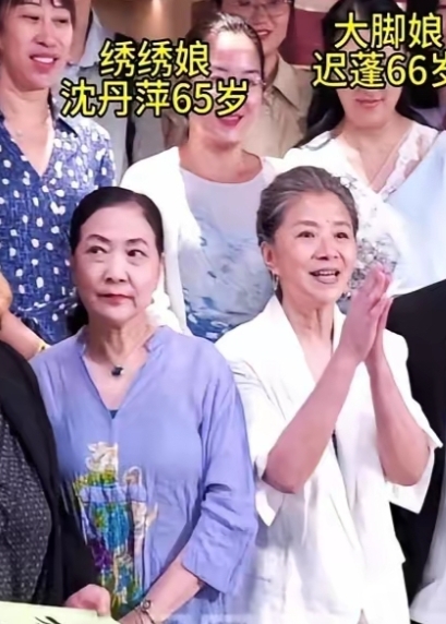 我发现，七十岁以前，真的不能留白头发，太显老态了。

看看这两个人，沈丹萍65岁